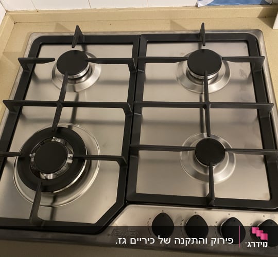 כיריים גז עם ארבעה מבערים וכפתורי שליטה